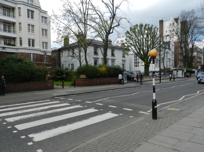 Abbey Road Studios e a famosa faixa de pedestres eternizada pelos Beatles